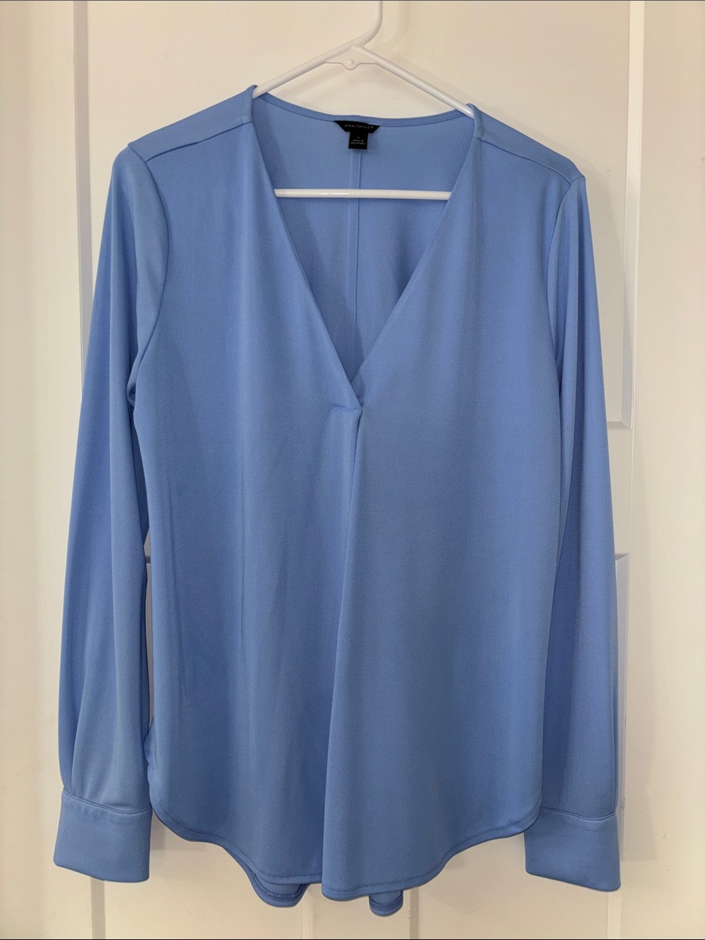 ANN TAYLOR ✨ Light Blue V-Neck Long-Sleeve Tunic Blouse